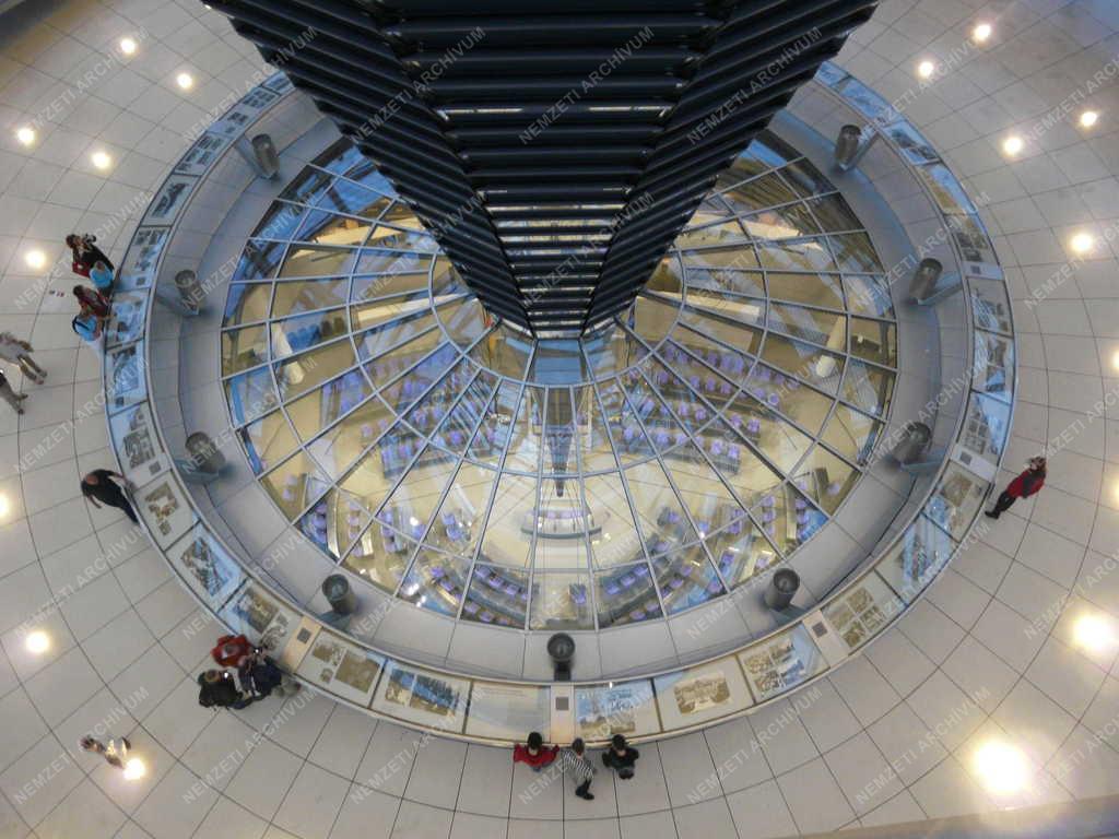 Berlin - A Reichstag kupolájának belseje