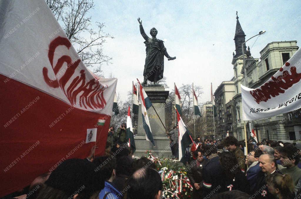 Nemzeti ünnep - Az alternatív szervezetek fővárosi felvonulása