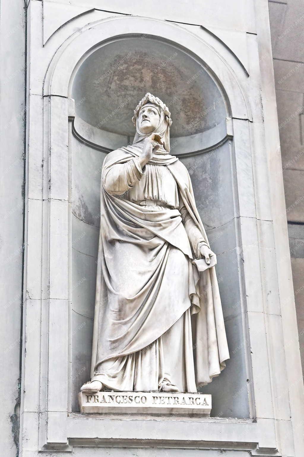 Firenze - Francesco Petrarca szobra