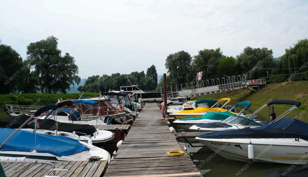 Közlekedés - Szabadidő - Yacht kikötő Nagymaroson