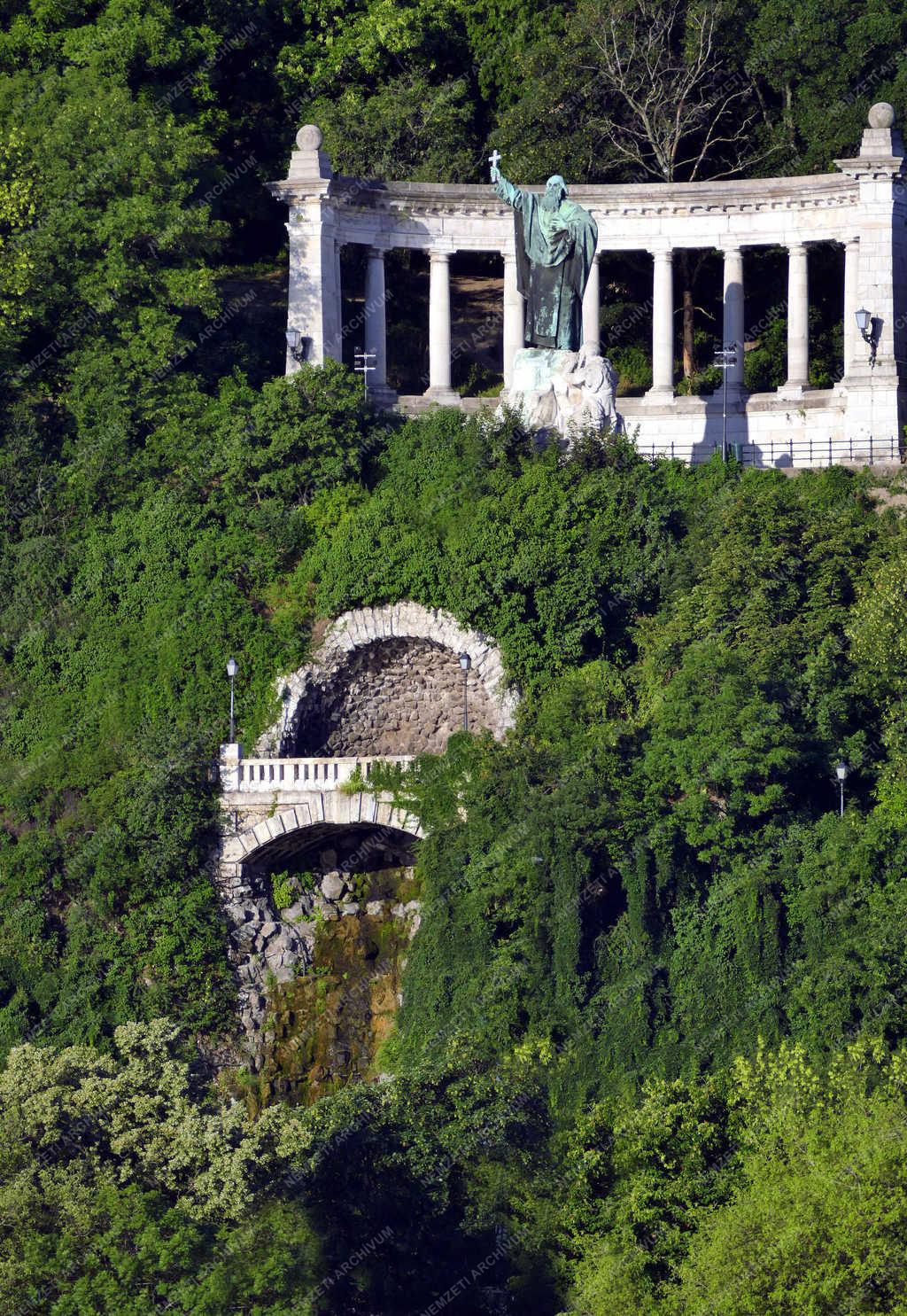 Városkép - Budapest - Műalkotások a Gellért-hegy oldalán