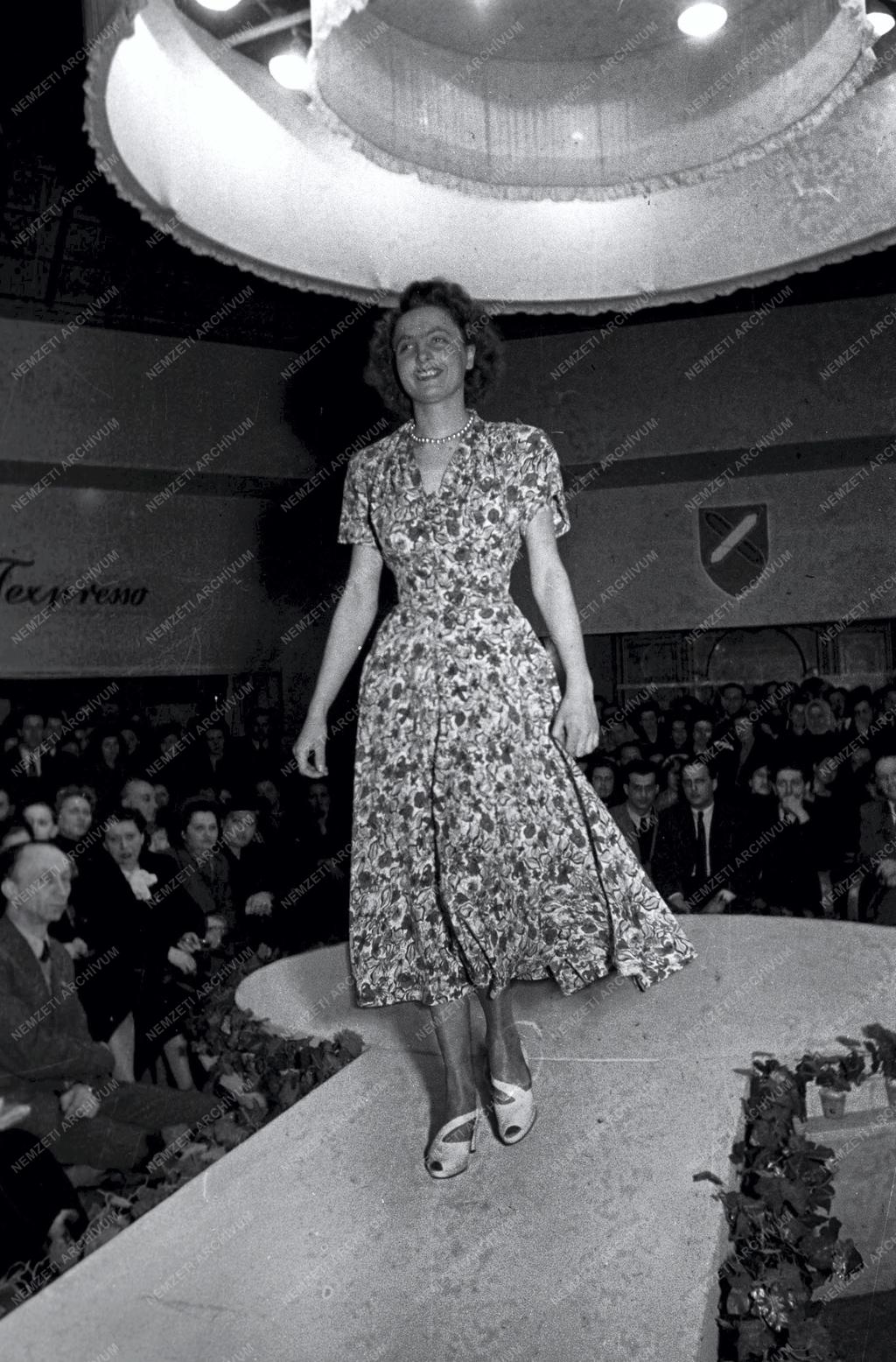 Vegyes - Divatbemutató 1949-ben