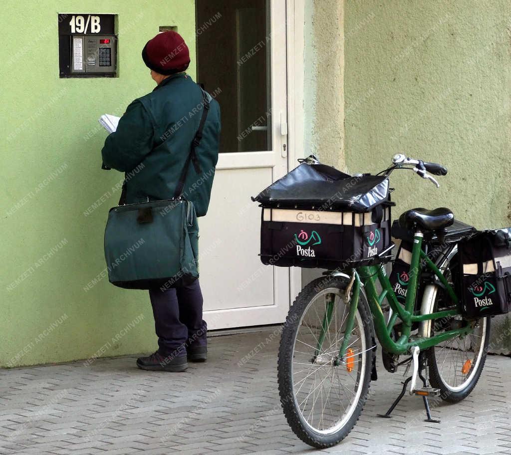 Szolgáltatás - Cegléd - Levelet kézbesít a városi postás