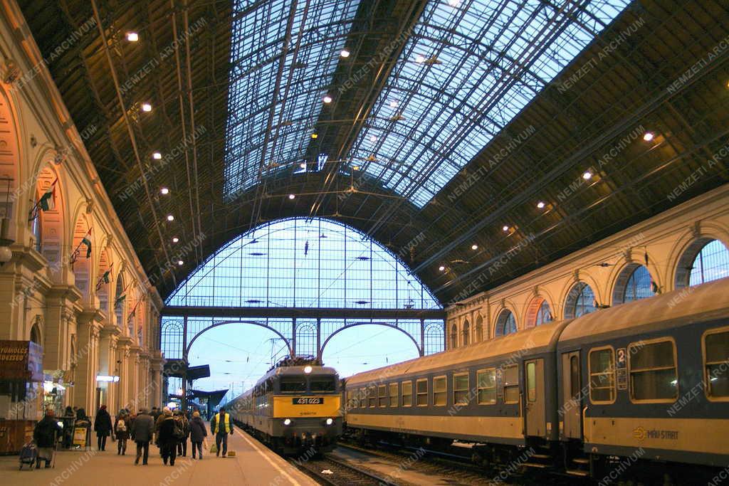 Közlekedés - Budapest - A Keleti pályaudvar csarnoka