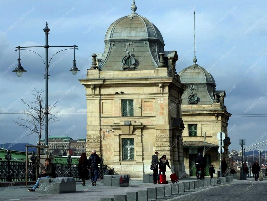 Épület - Budapest - A Szabadság híd pesti vámházai