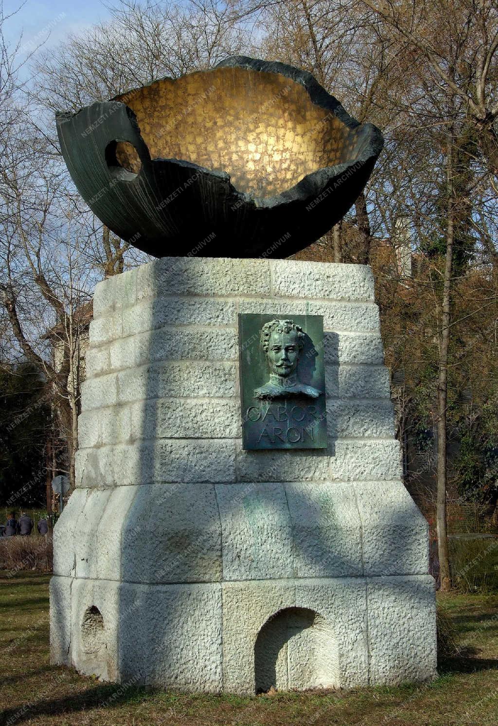 Köztéri szobor - Budapest - Gábor Áron-emlékmű a II. kerületben