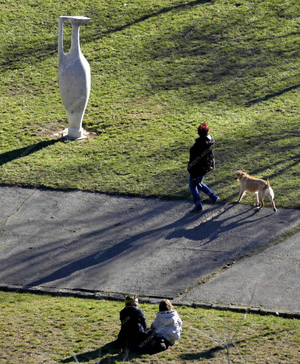 Városkép - Budapest - Pihenő fővárosiak a közparkban