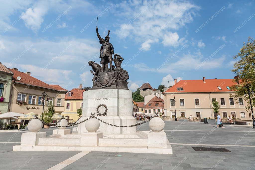 A Dobó István-szoborcsoport Egerben