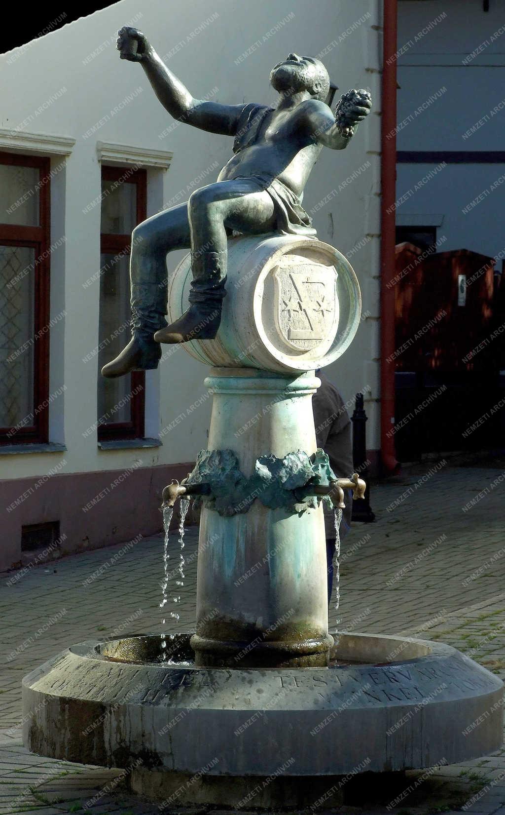 Köztéri műalkotás - Tokaj - Bacchus-kút a város főterén