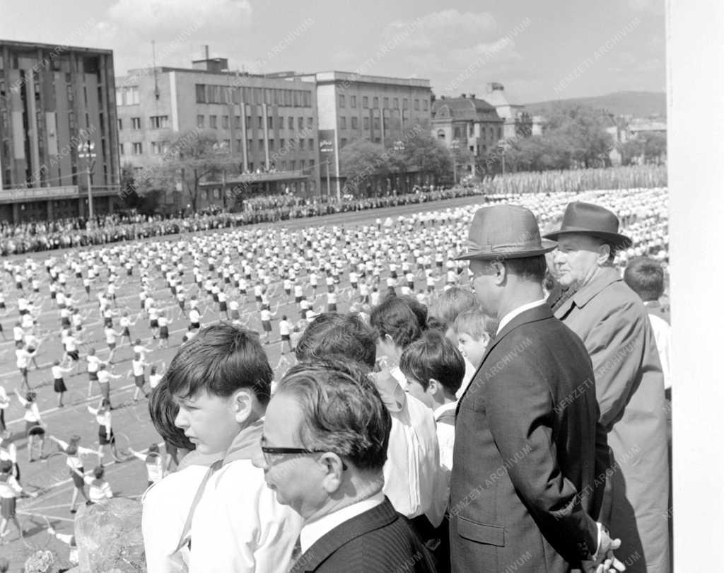 Történelem - Ünnep - Kádár János a május elsejei felvonuláson