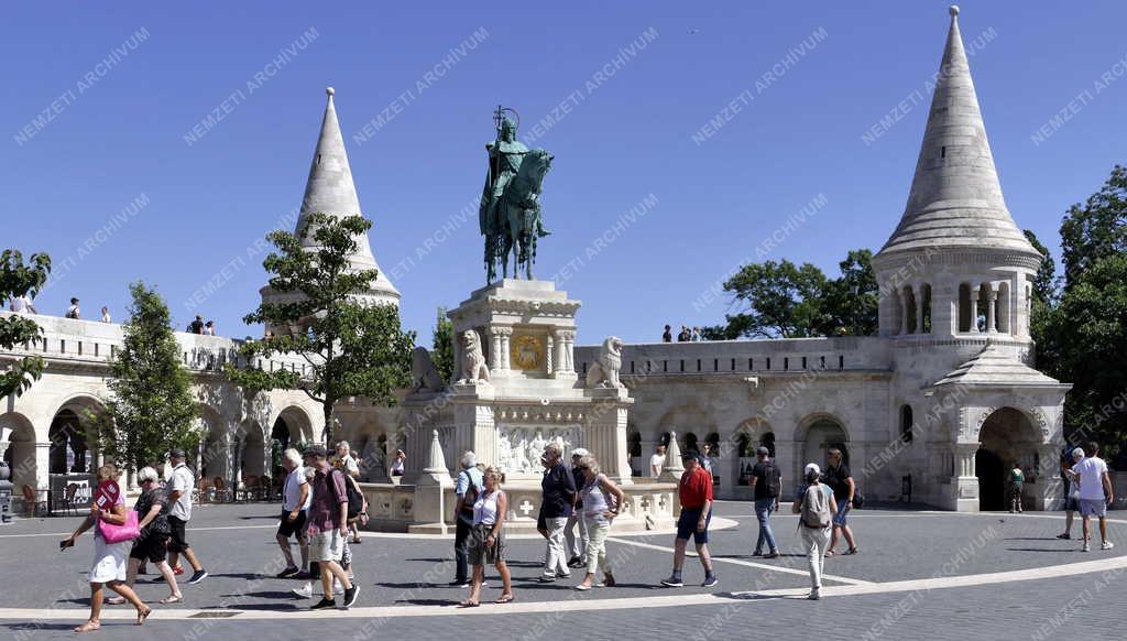 Idegenforgalom - Budapest - Turisták a budai Várban