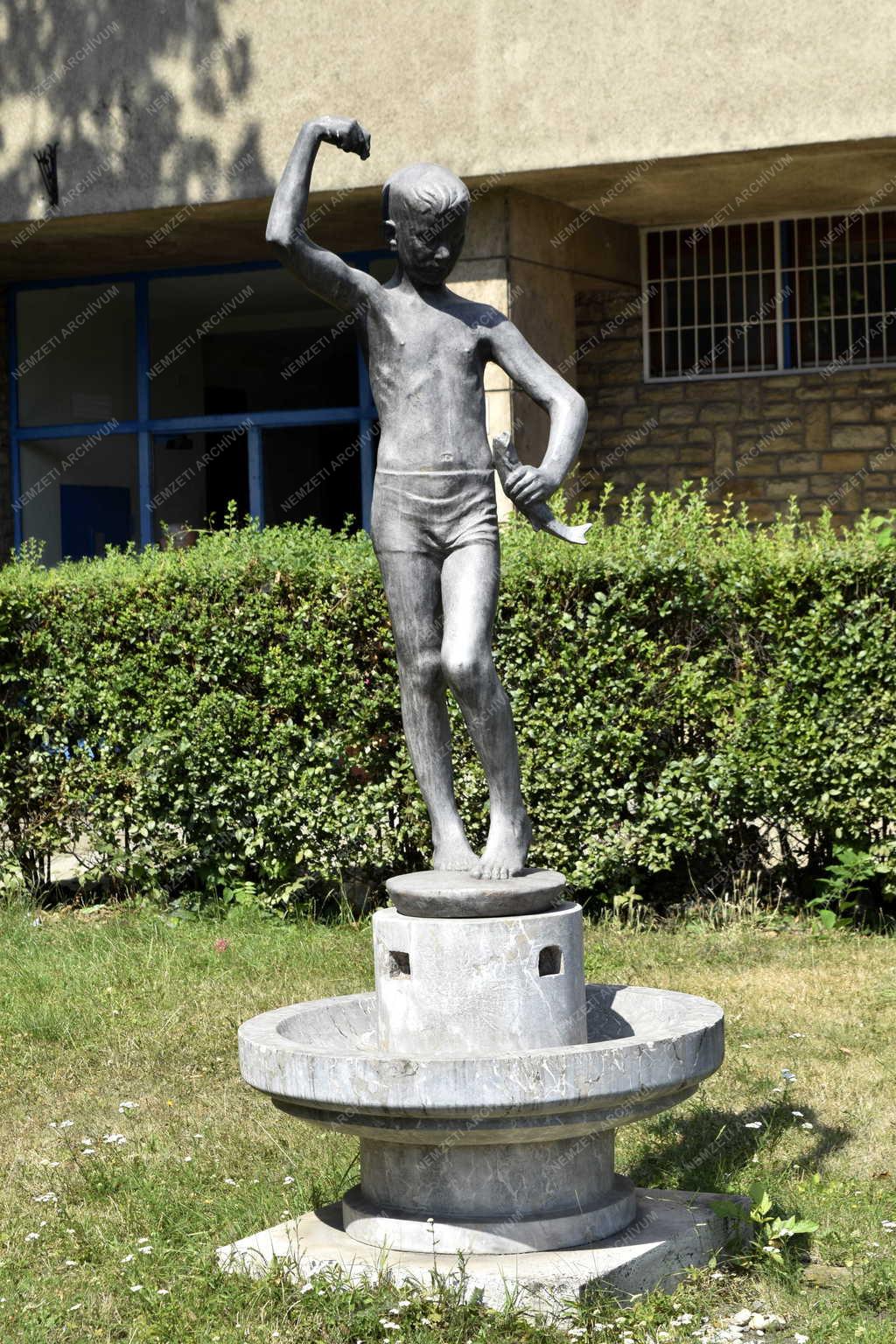 Városkép - Budapest - Horgászó fiú szobor