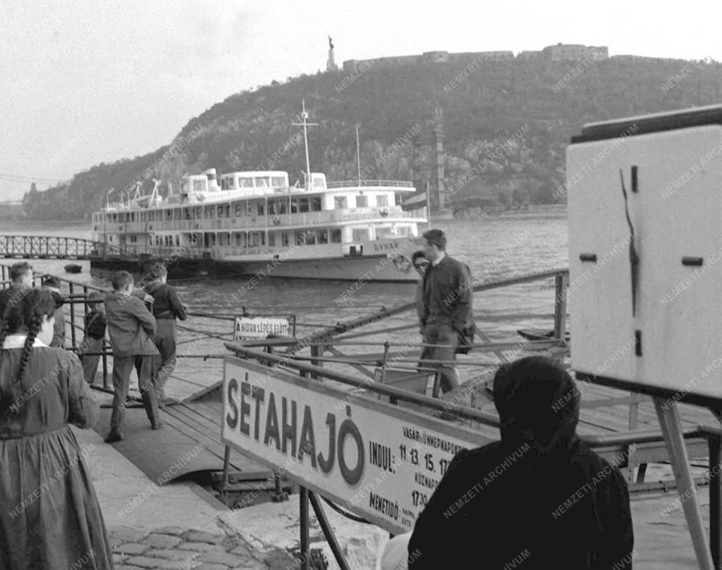 Városkép-életkép - Közlekedés - Hajók a Dunán