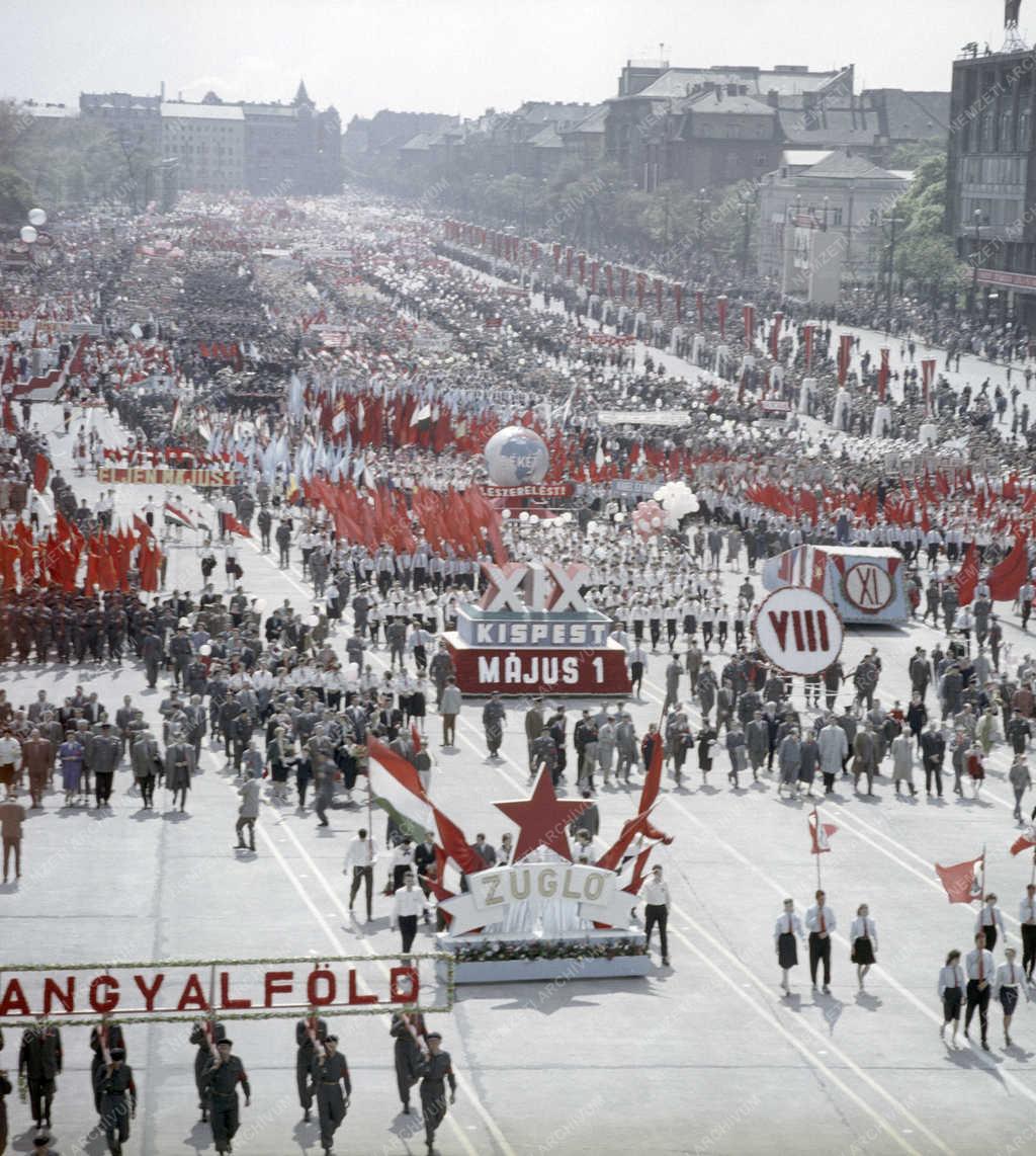 Belpolitika - Ünnep - Május elsejei budapesti felvonulás