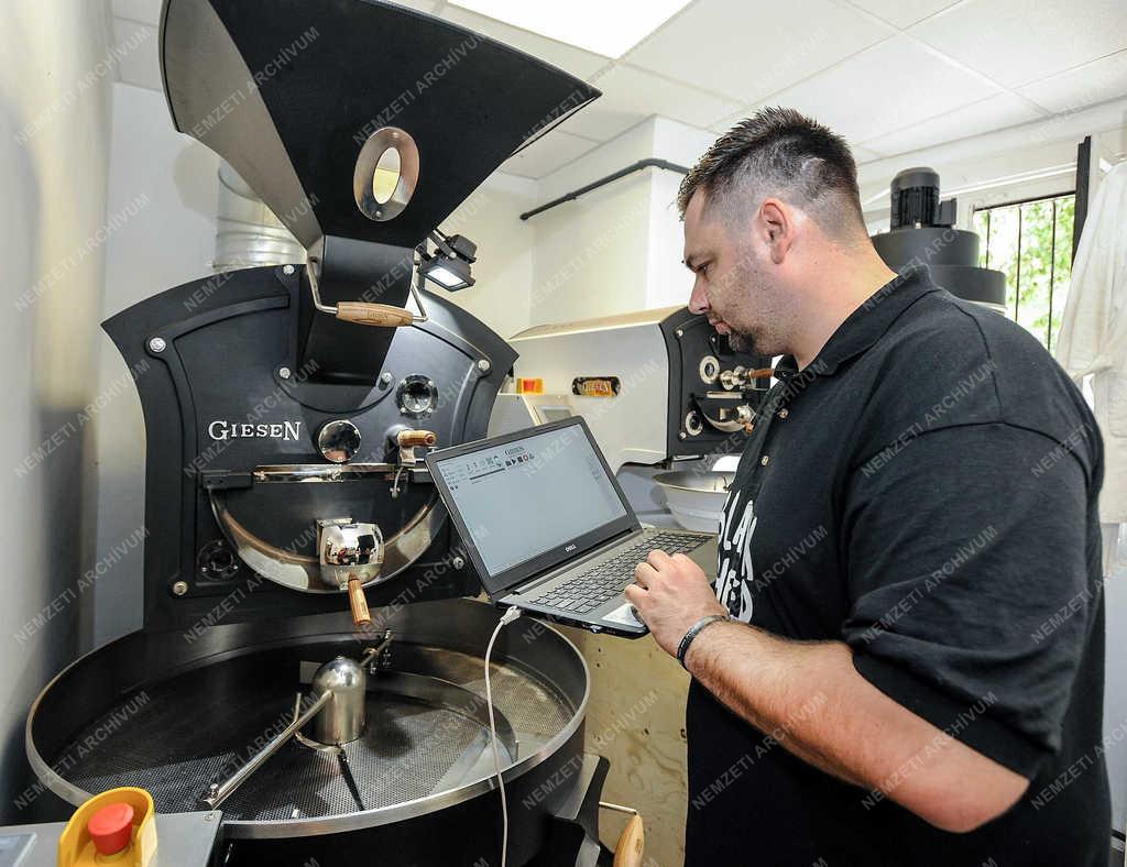 Vendéglátás - Debrecen - Tóth Gábor barista és kávépörkölő mester 