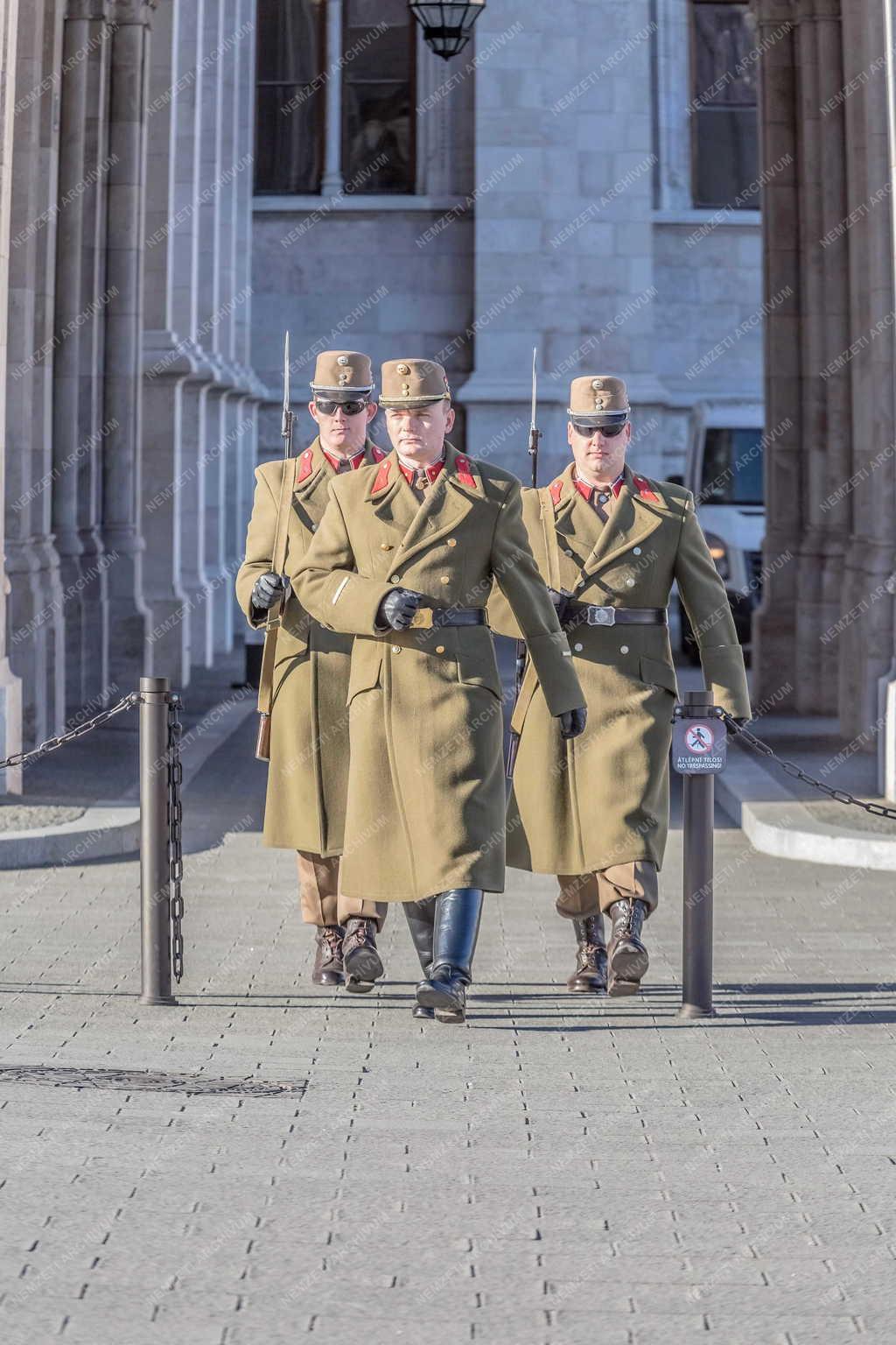 Honvédelem - Budapest - Őrségváltás a Kossuth téren