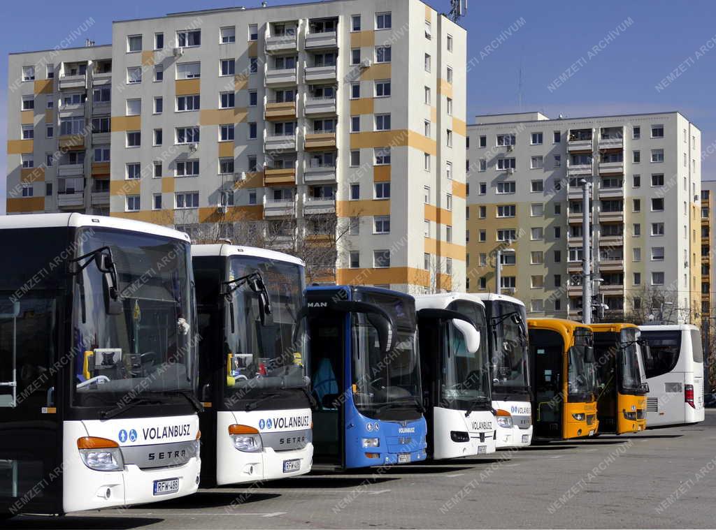 Közlekedés - Budapest - MÁV-Volánbusz autóbuszok az Etele téren