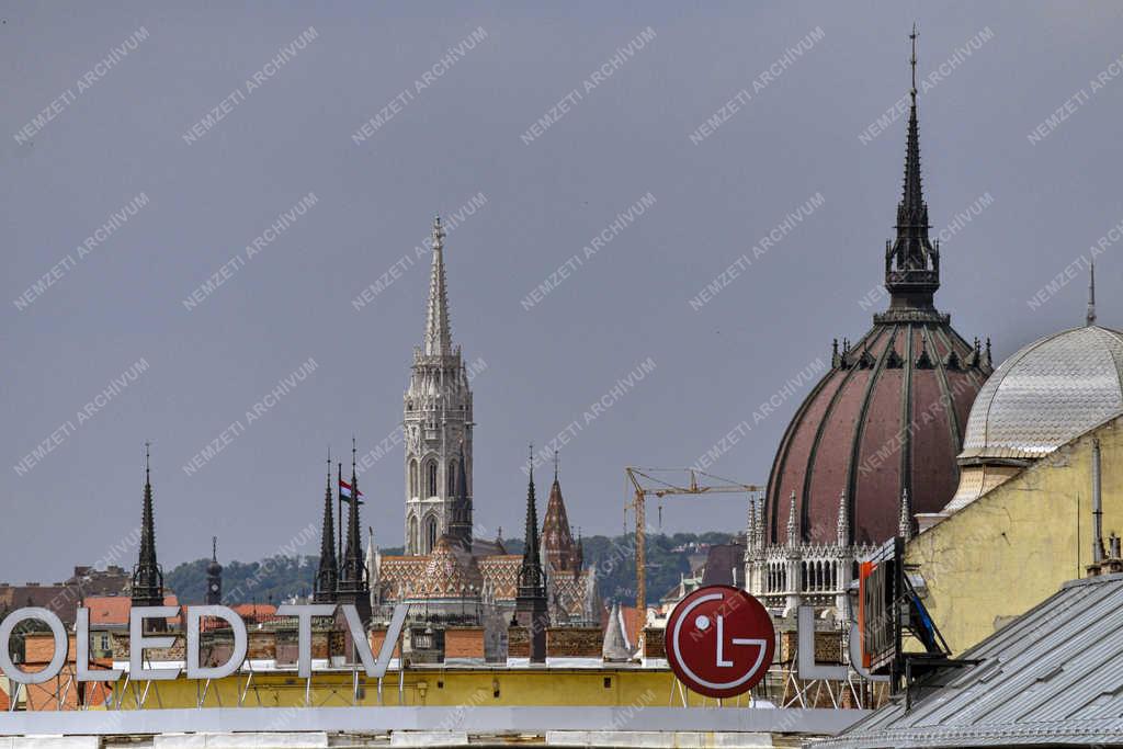 Városkép - Budapest - A Mátyás-templom és a Parlament 