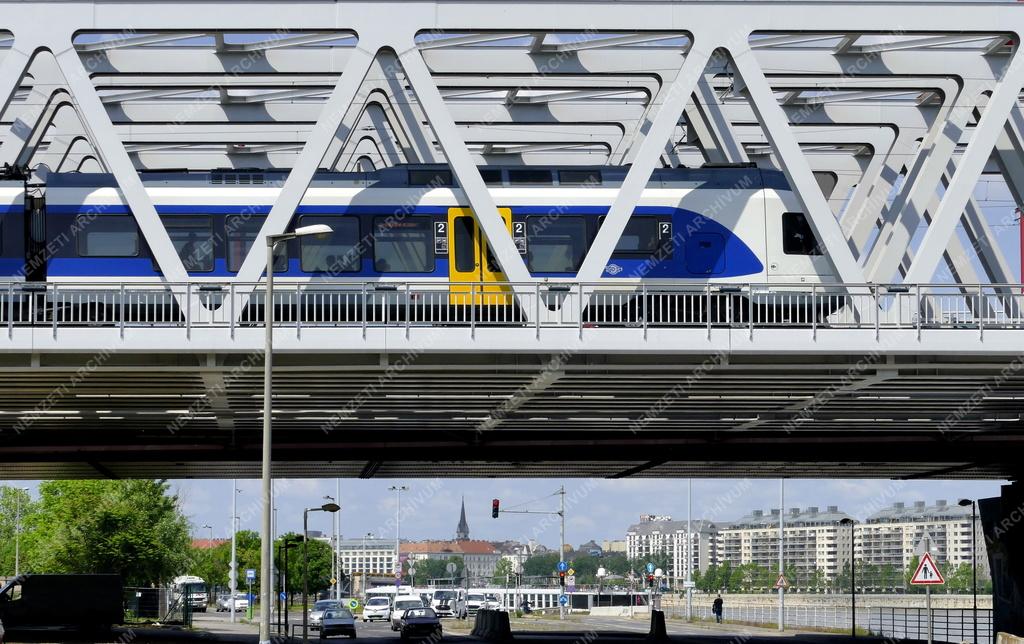 Közlekedés - Budapest - Modern vonat az új vasúti hídon