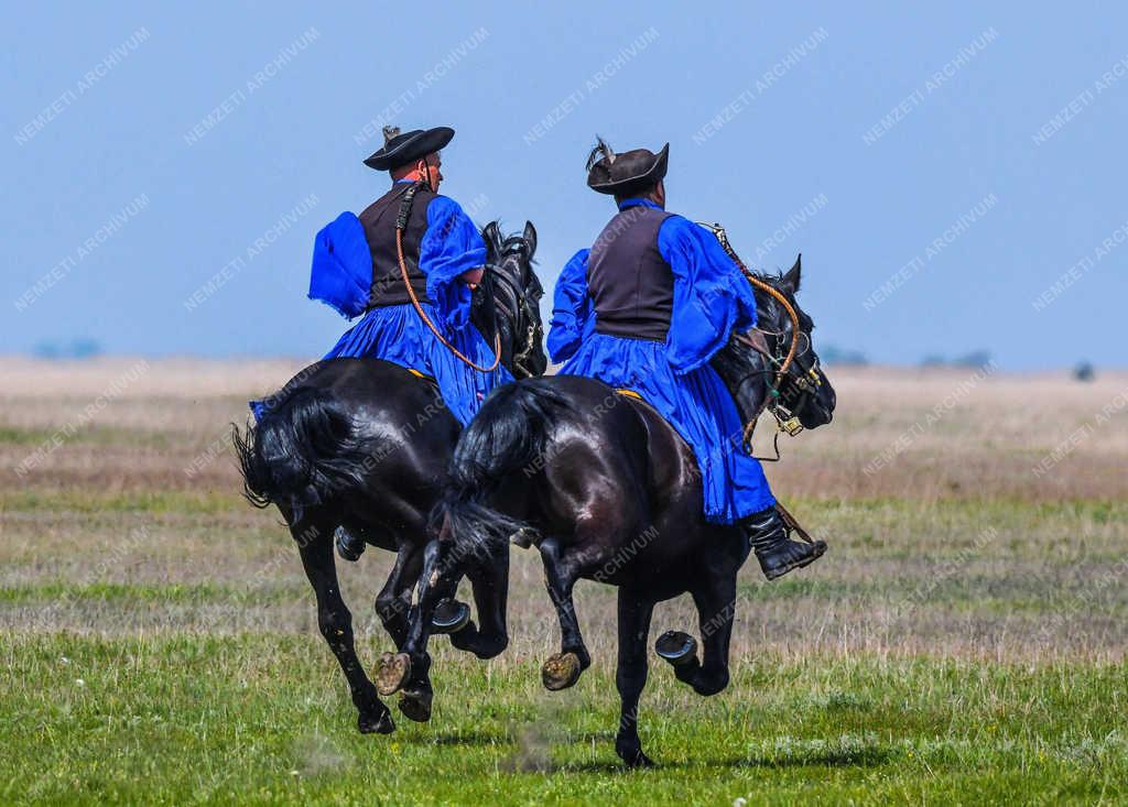 Turizmus - Hortobágy - Csikósok