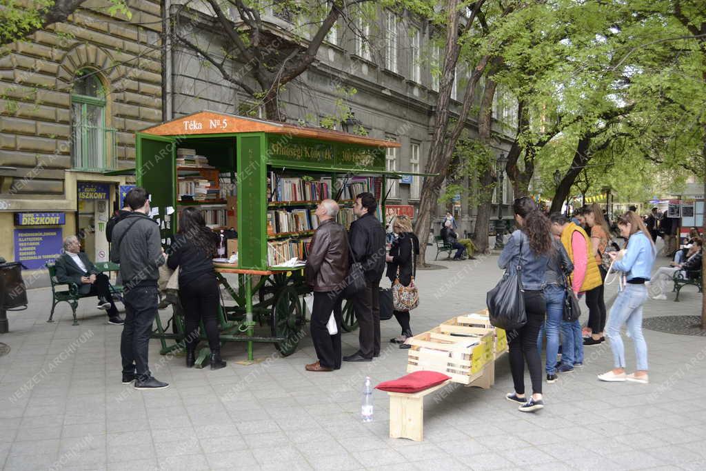 Életkép - Budapest - Érdeklődők egy mozgó könyvpavilon előtt