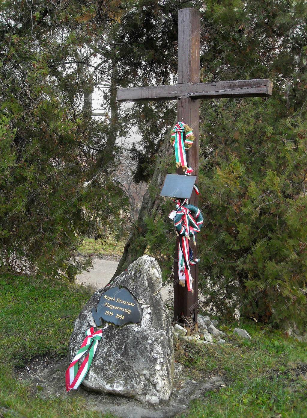 Emlékhely - Várpalota - Trianoni emlékmű a Kastélydombon