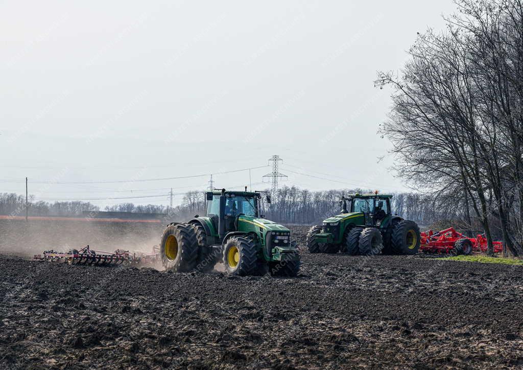 Mezőgazdaság - Tavaszi talajmunkák a debreceni Agrárgazdaság Kft.-nél 