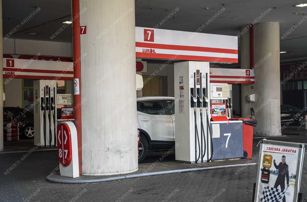 Közlekedés - Energia - Lukoil benzinkút a Józsefvárosban