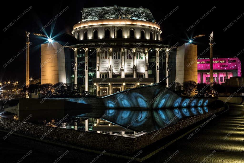 Épület - Budapest - A Nemzeti Színház díszkivilágításban