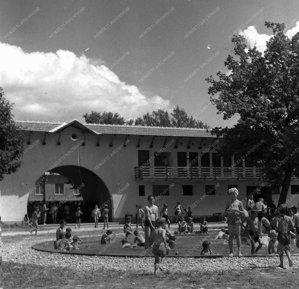 Szabadidő - Strandon fürdőző gyermekek