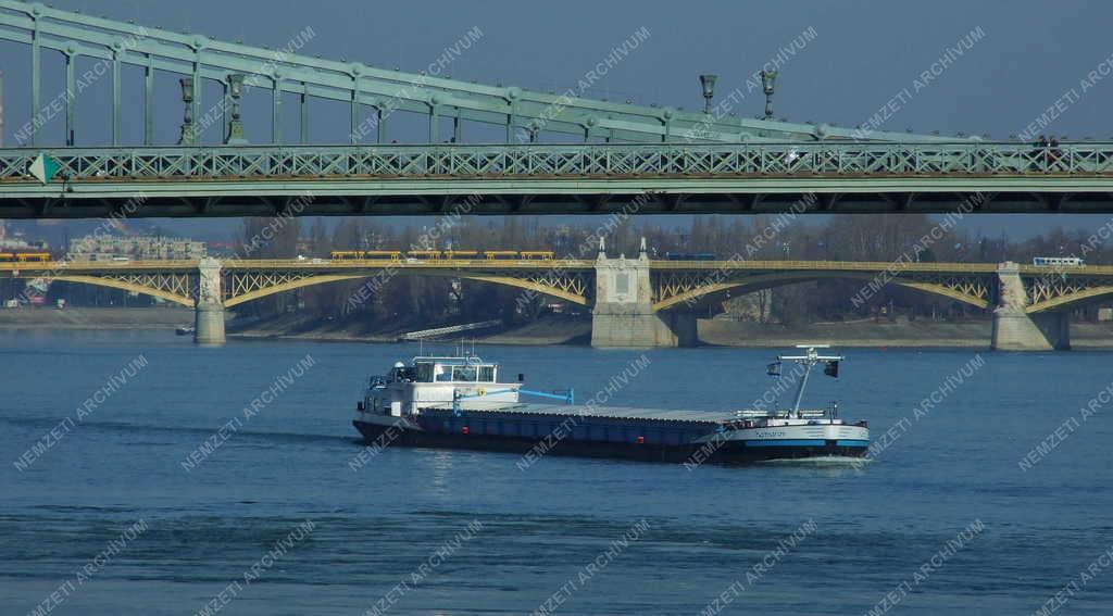 Közlekedés - Budapest - Vízi teherszállítás a Dunán