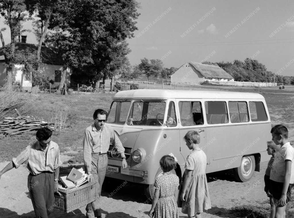 Kultúra - Művelődési autó a ceglédi járásban