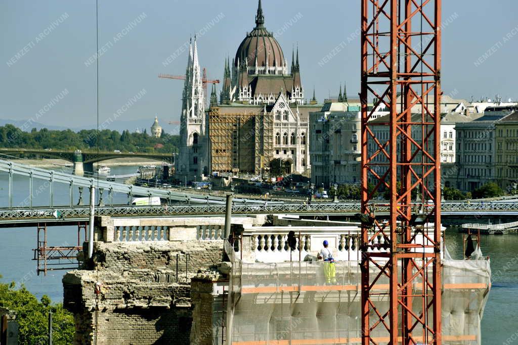 Műemlék - Budapest - Megkezdték a Várbazár felújítását