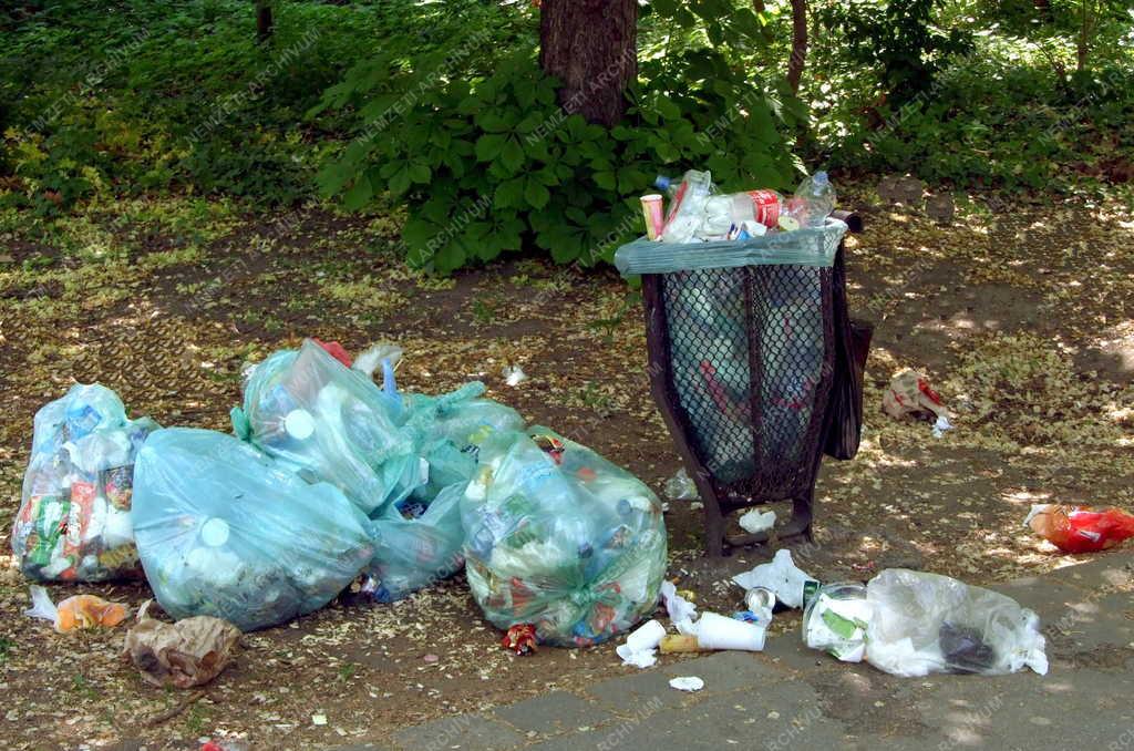 Környezetszennyezés - Hulladék a parkban