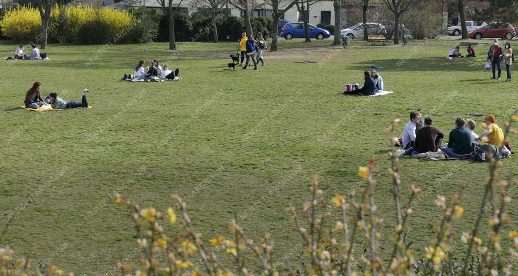 Szabadidő – Budapest – Kirándulók a Gellért-hegyen