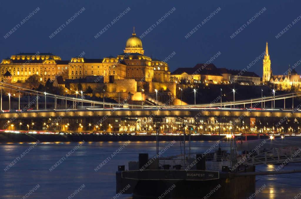 Városkép - Budapest - A Budai Vár esti kivilágításban