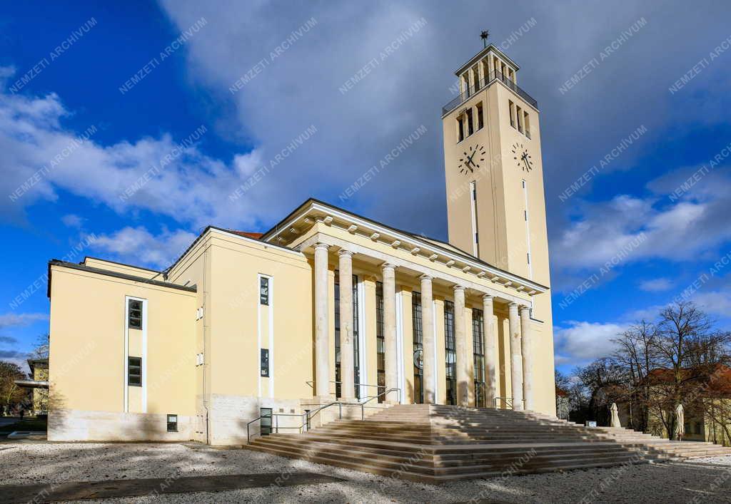 Egyház - Debrecen - Felújított Egyetemi Református Templom