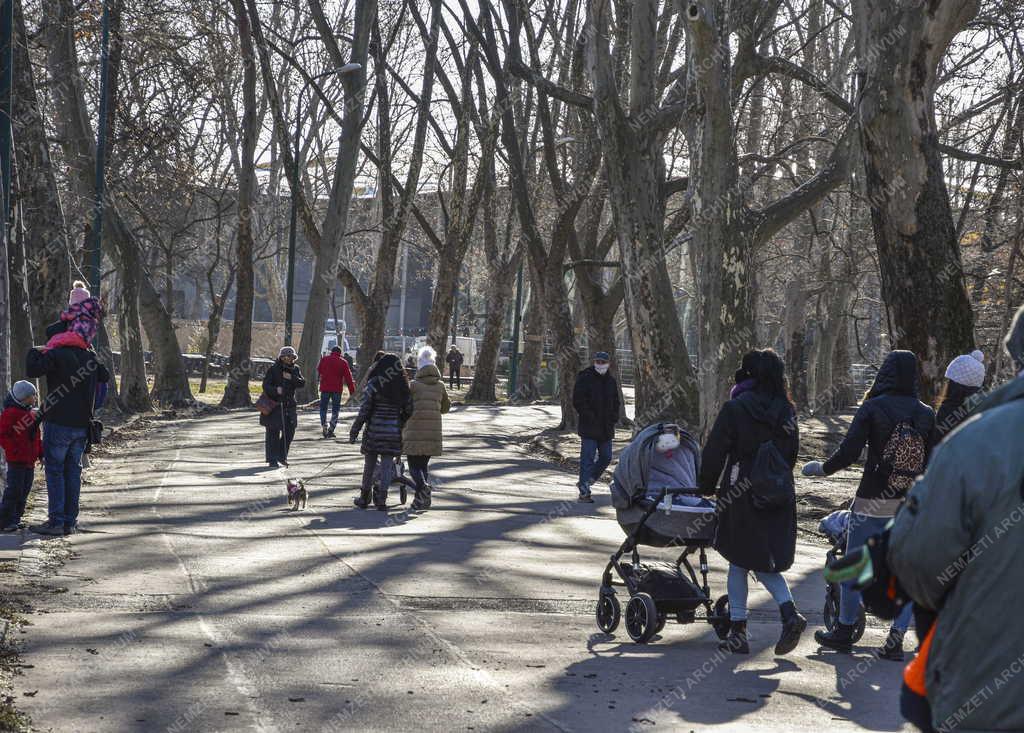 Szabadidő - Budapest - Sétálók a Városligetben