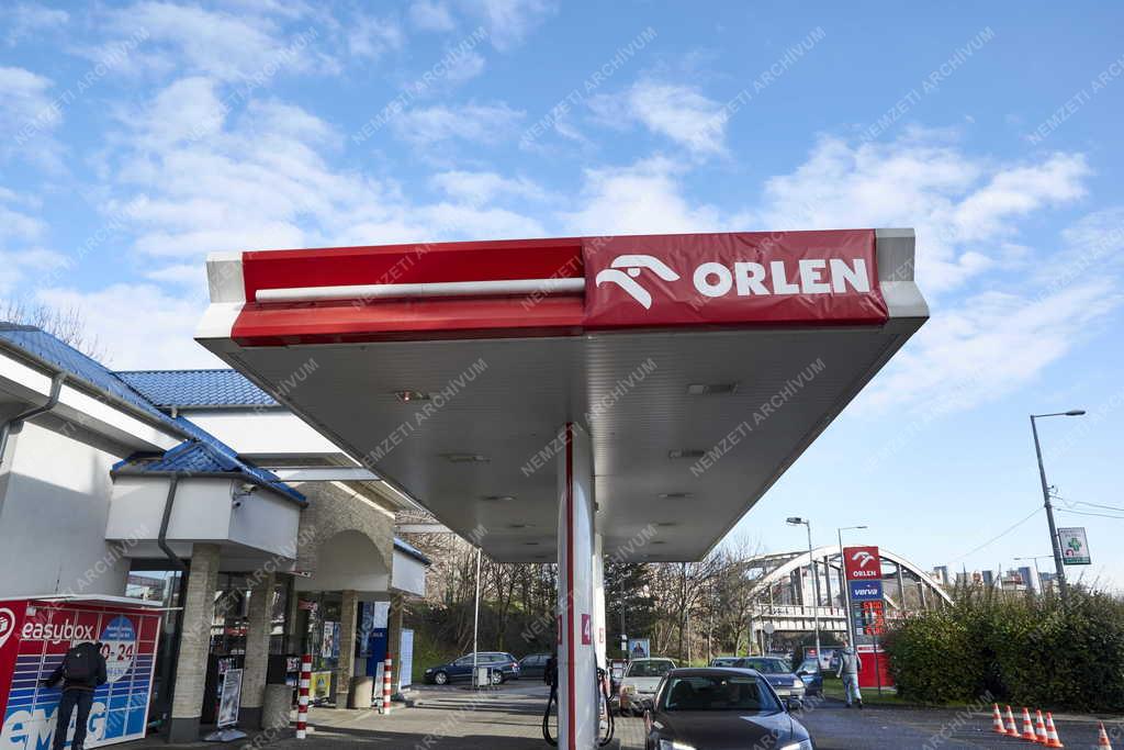 Közlekedés - Energia - Orlen benzinkút a fővárosban