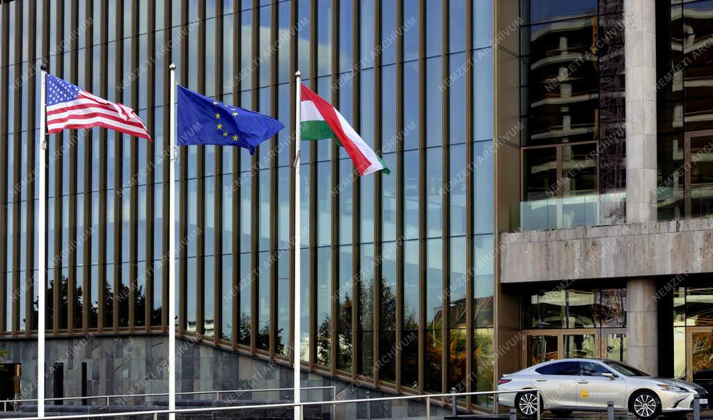 Jelképek - Budapest - Lobogók lengenek a Müpa épülete előtt