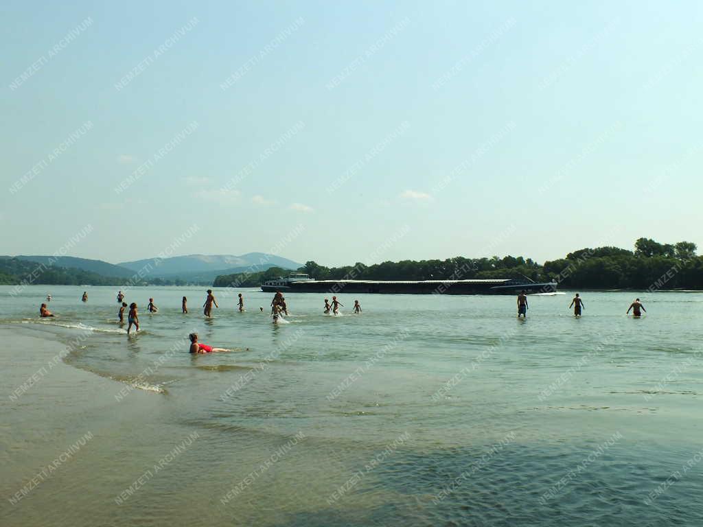 Szabadidő - Nagymaros - Strandolók a homokzátonyon