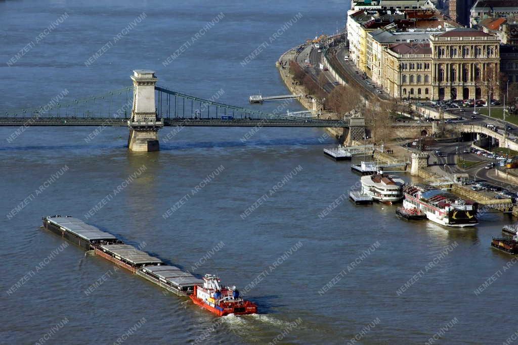 Városkép - Budapest - Teherszállító uszálysor a Dunán