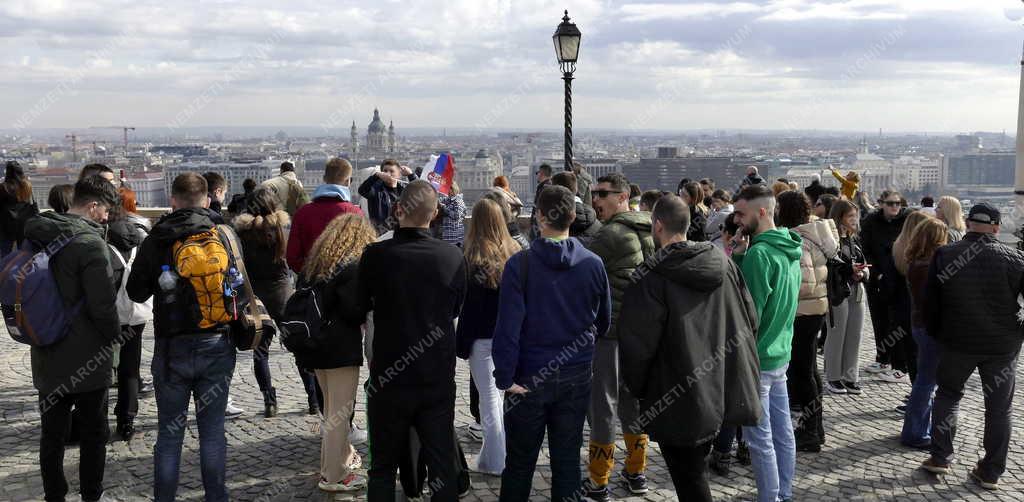 Idegenforgalom - Budapest - Turisták a Budai Várban