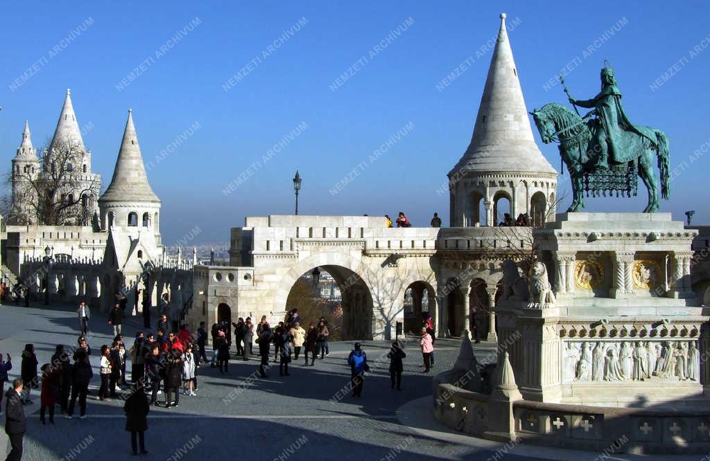 Idegenforgalom - Budapest - Turisták a Halászbástyánál