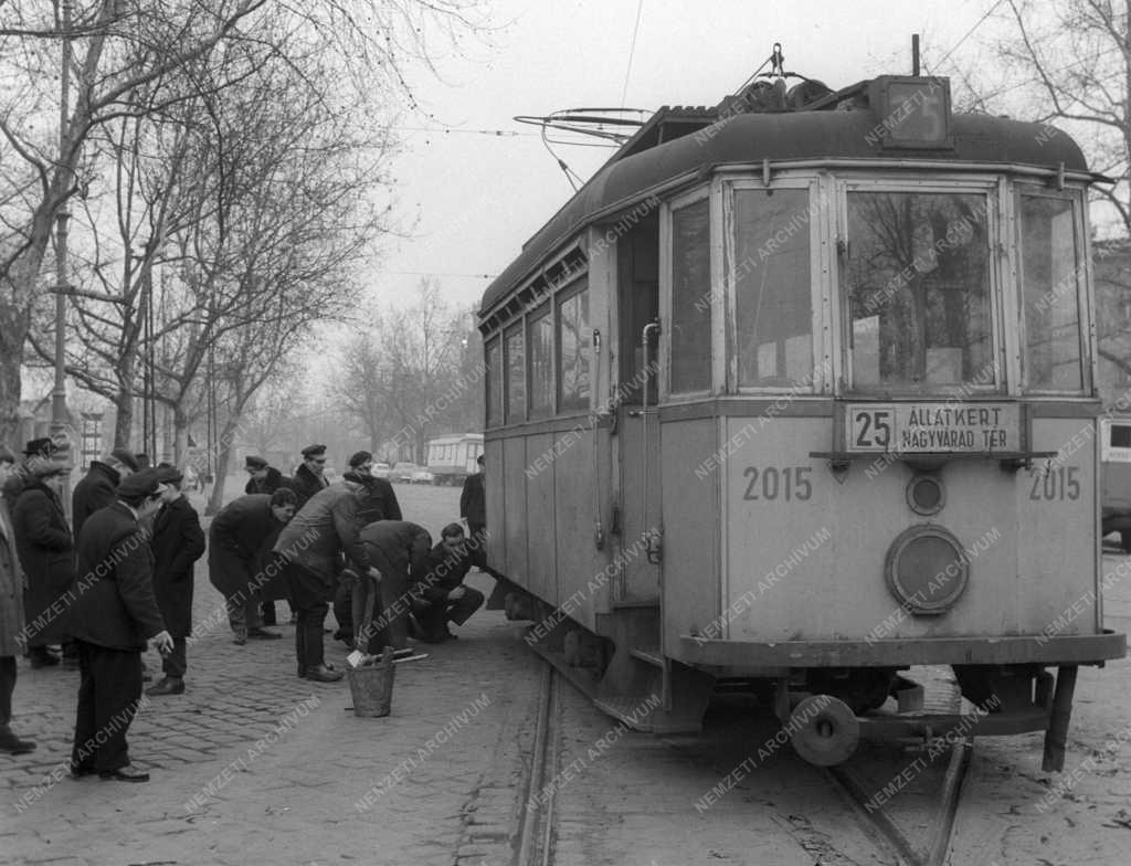 Közlekedési baleset - Kisiklott a 25-ös villamos