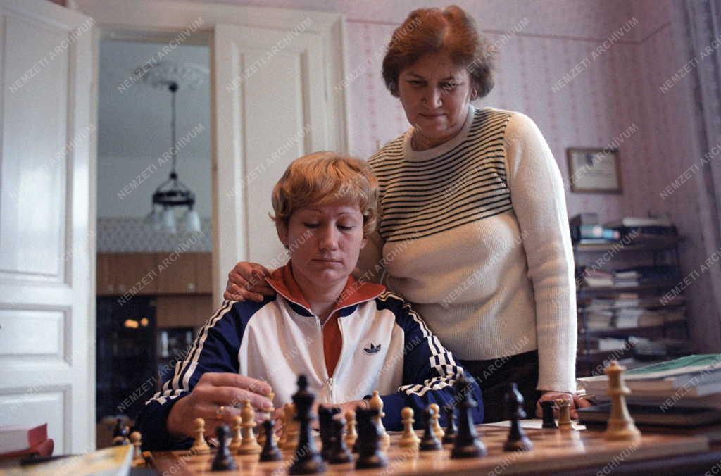 Sport - Verőci Zsuzsa nemzetközi sakknagymester játszma közben