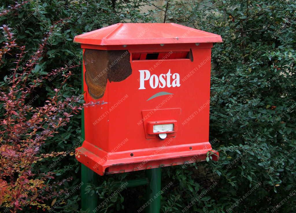 Postaszolgálat - Sérült postaláda