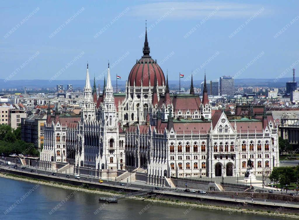 Műemlék épület - Budapest - A Parlament a Duna-parton