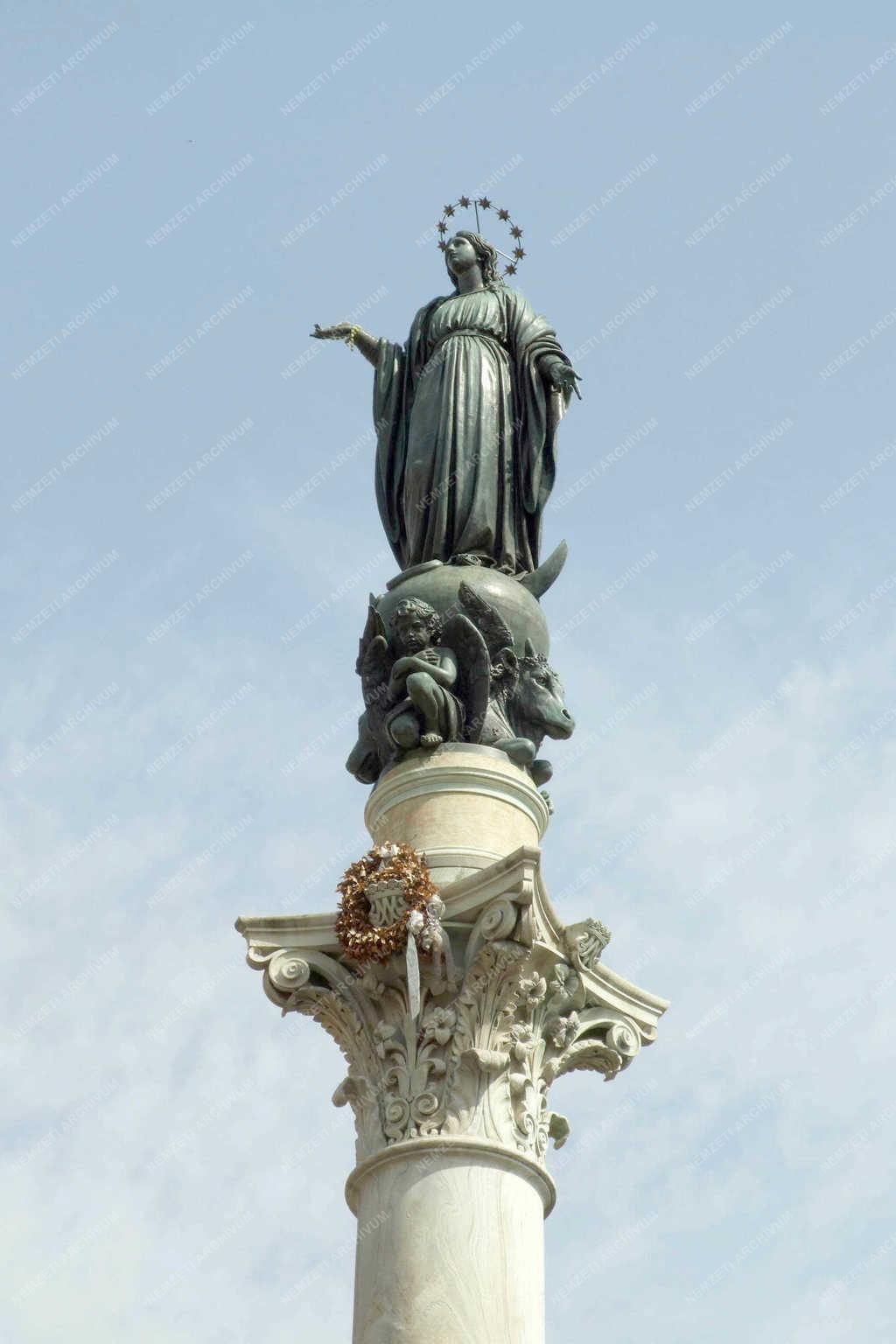 Olaszország - Róma-Szüz Mária szobor római kori oszlopon