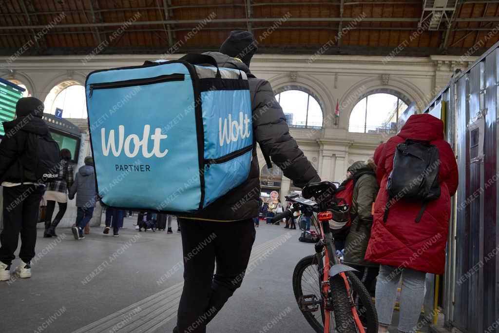 Szolgáltatás - Budapest - Ételfutár a Keleti pályaudvaron